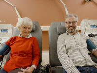 Två givare som donerar plasma