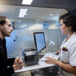 Intervju blodgivare Blodgivare svarar på frågor som en sjuksköterska ställer innan blodgivning.